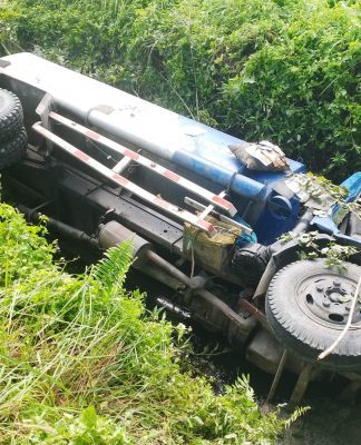 Diduga Rem Blong, Truk Tangki BBM Terjun ke Sungai di Jalan Lingkar Kapar Walangsi HST
