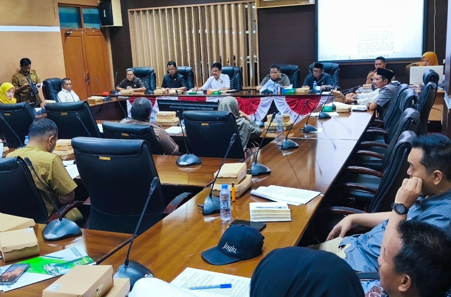 suasana saat penyampaian aspirasi di kantor DPRD Tanbu