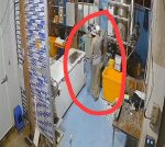 Maling di Pabrik Es Sekumpul Terekam CCTV