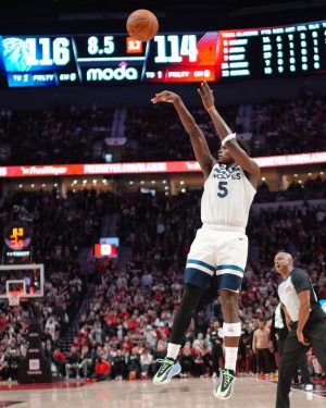 Anthony Edwards Cedera Hamstring, Tinggalkan Laga Awal Timberwolves Lebih Cepat