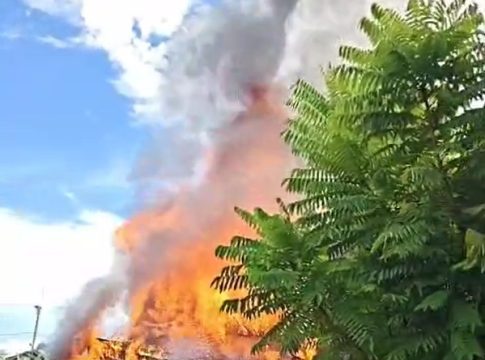Api Berkobar di Pemukiman Warga Dekat Pasar Unggas HSU
