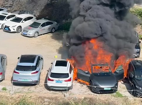 BARU SEBULAN Lebih Dibeli, Mobil Listrik Ini Ludes Terbakar! Dugaan Aksesori Jadi Pemicu Api