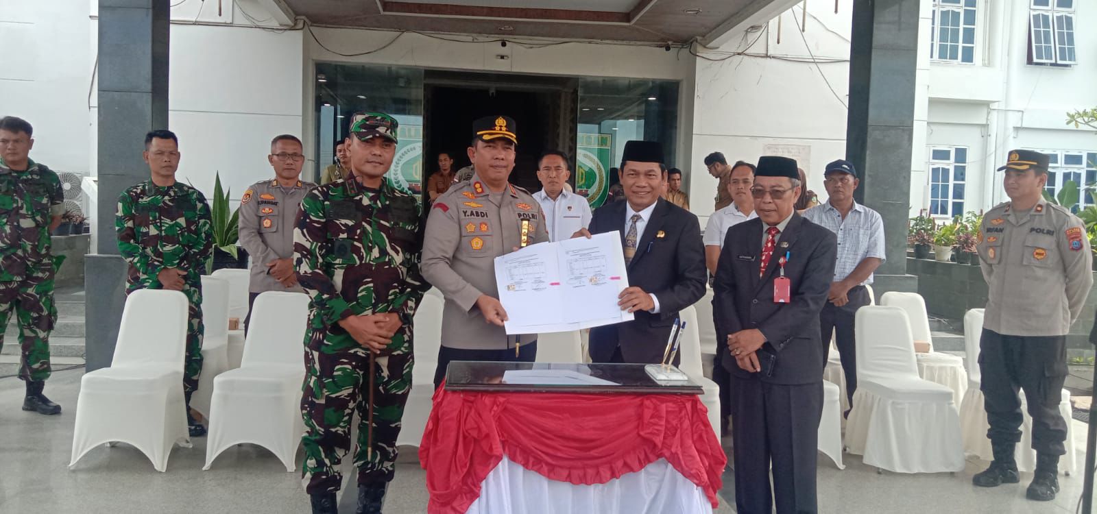 Bupati Balangan Serahkan Bantuan