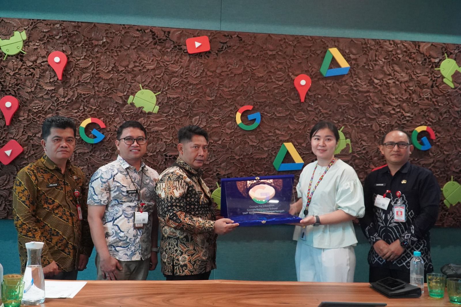 Bupati Hulu Sungai Tengah, Samsul Rizal, menerima penghargaan