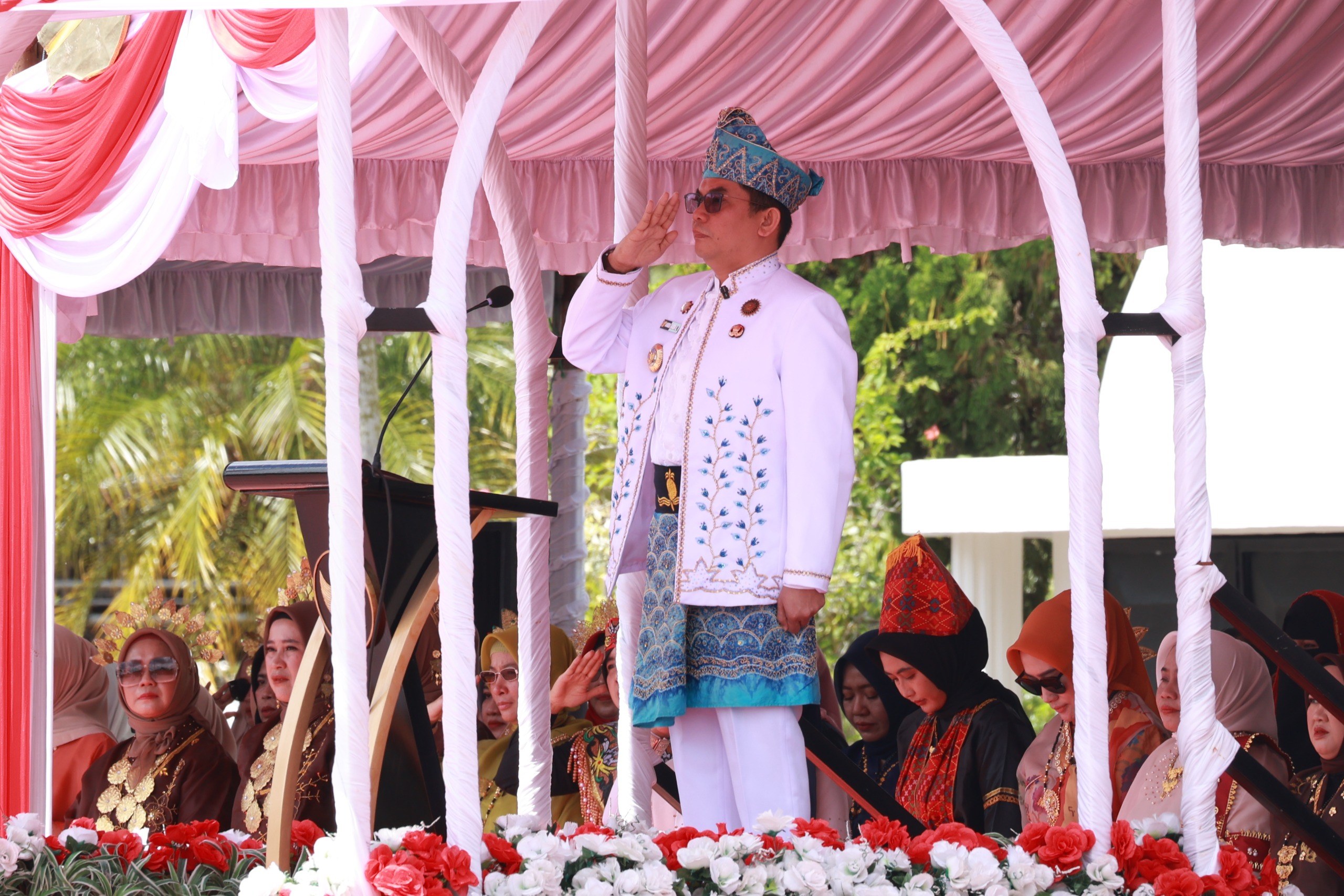 Bupati Tanah Bumbu Kenakan Baju Adat Banjar