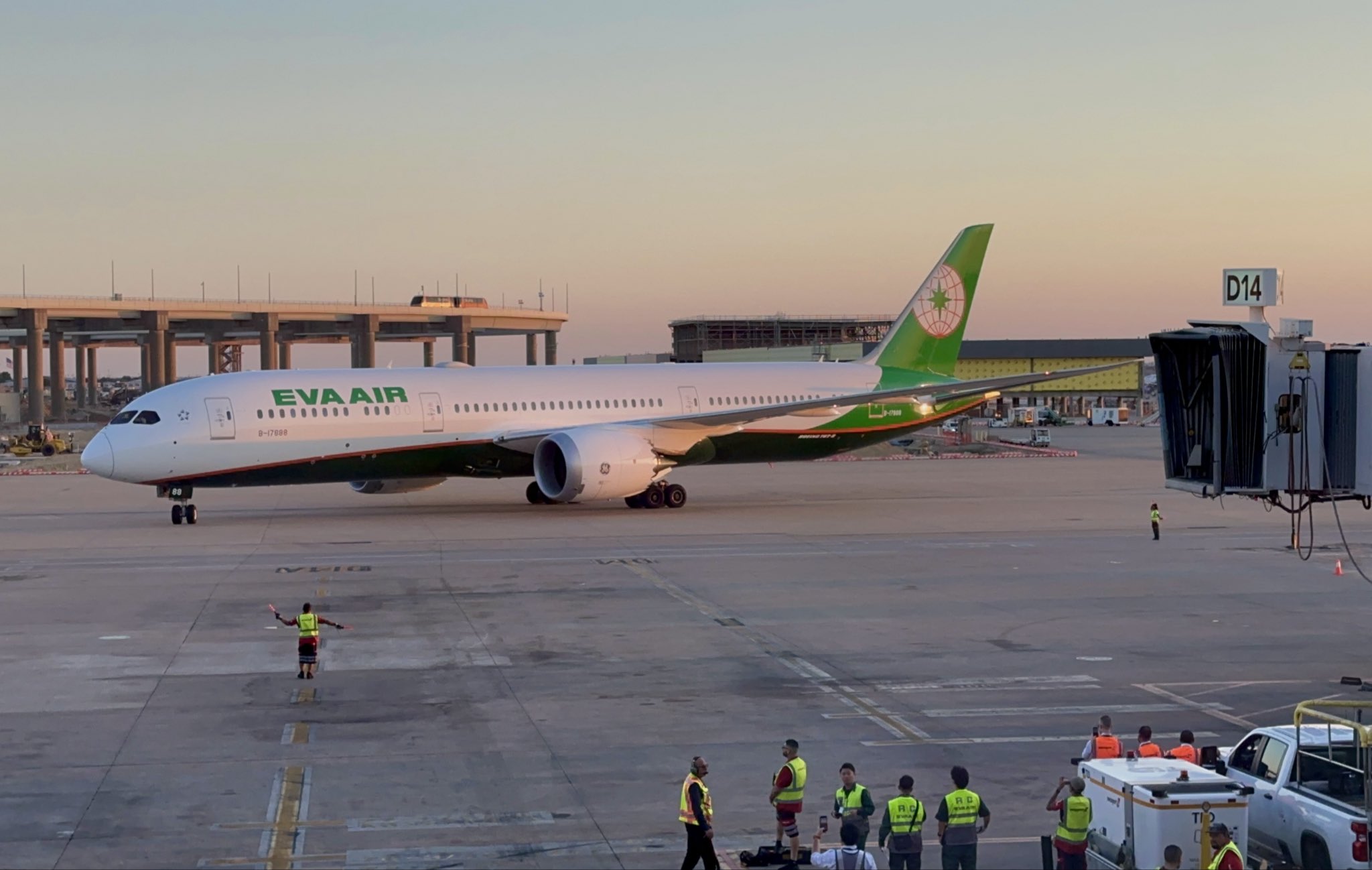 Duka di Langit! Pramugari EVA Air Meninggal Diduga Karena Kelelahan, Serikat Awak Kabin: “Tidak Manusiawi!”