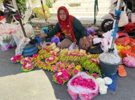 Kisah Unik Pedagang Kembang Barenteng di Barabai, Pernah Bertemu Pembeli Makan Bunga Melati Langsung di Depannya