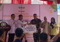 Pemkab HST Serahkan Dana Hibah untuk Rehabilitasi TK Kartika V-25 Barabai