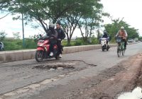 BAHAYA MENGINTAI! Jalan Lingkar Selatan Banjarmasin Berlubang, Warga Khawatir Kecelakaan Maut Terjadi
