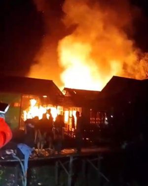 Diduga Korsleting Listrik, Dua Rumah di Desa Bati-Bati Ludes Terbakar, Kerugian Capai Rp150 Juta