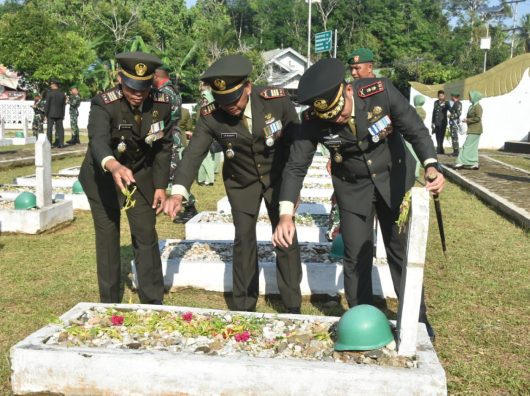 Peringati HUT ke-80 TNI, Kodim 1002/HST dan Yonif 621/Mtg Gelar Ziarah di TMP Kusuma Bangsa
