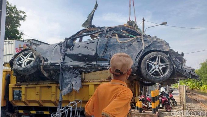 Mercedes-Benz Ponpes Al Khoziny