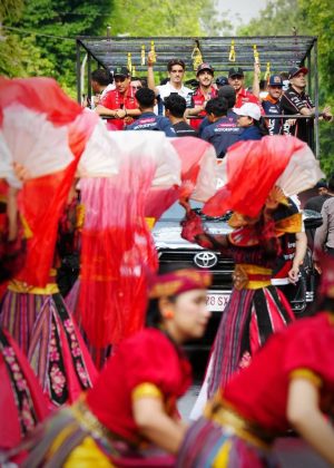 Parade MotoGP Mandalika 2025 Hibur Ribuan Fans di Mataram