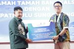 DUKUNG EKONOMI RAKYAT! Bupati HST Terima CSR Bank Kalsel, 90 Pedagang Dapat Gerobak &amp; Tenda Baru