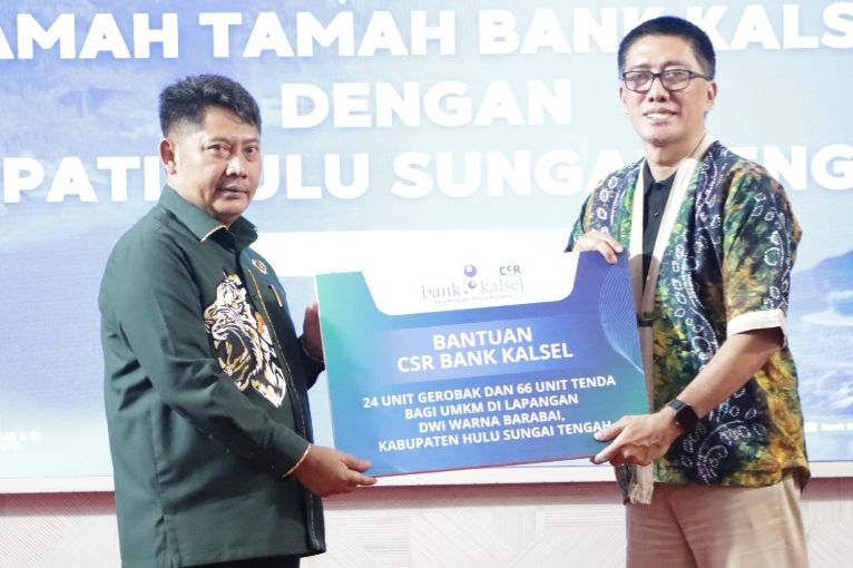 DUKUNG EKONOMI RAKYAT! Bupati HST Terima CSR Bank Kalsel, 90 Pedagang Dapat Gerobak &amp; Tenda Baru