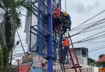 UPDATE Pria Lemes di Atas Baliho, Ternyata Pekerja Reklame yang Tersengat Listrik di Simpang Empat Banjarbaru