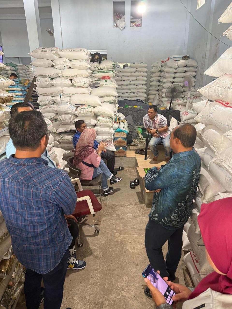 Satgas Pengendali Harga Beras saat melakukan pengawasan