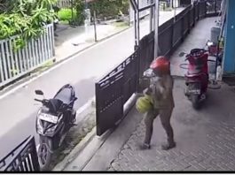 Aksi Pengendara Wanita Curi Elpiji 3 Kg di Basirih Terekam CCTV
