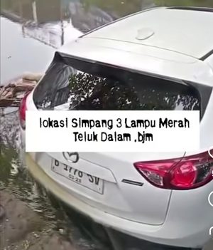 Mobil Tercebur di Teluk Dalam Banjarmasin