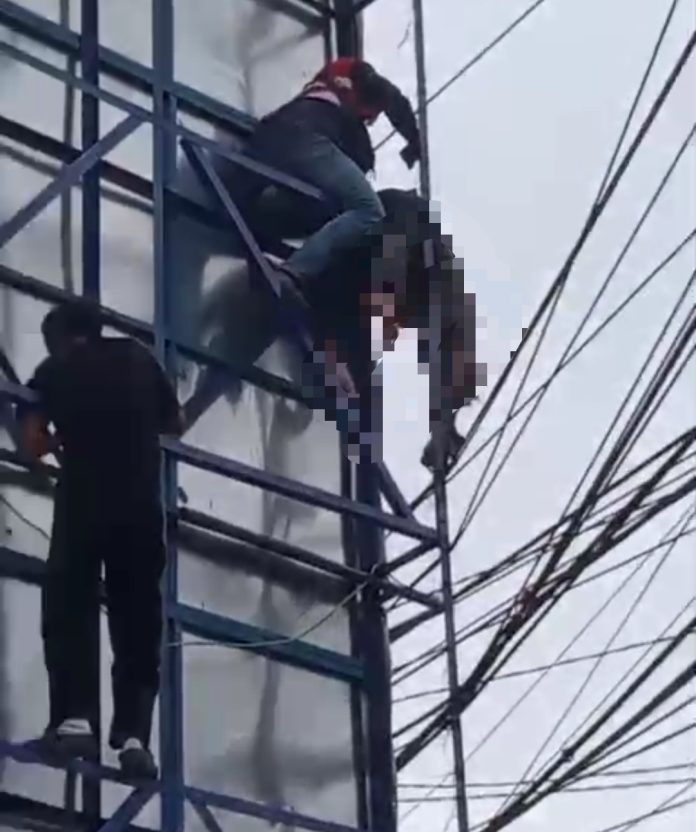 Diduga Tersetrum, Pria Tak Sadarkan Diri di Atas Baliho Simpang Empat
