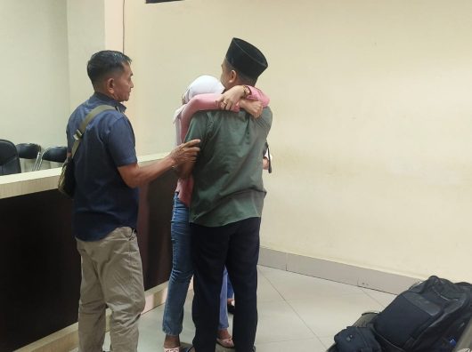 Tangis Pecah di Ruang Sidang! Istri Ahmad Maulana Peluk Suami Usai "Dihadiahi" Jaksa Tuntutan Berat