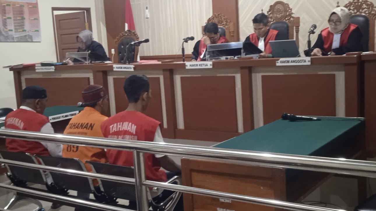 Tiga terdakwa pengedar sabu sedang menjalani sidang