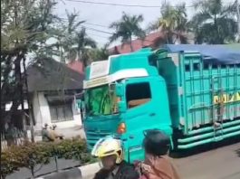 Laka Tunggal di S. Parman, Truk Diduga Rem Blong Tabrak Pembatas Jalan
