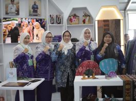 Tenun Pagatan dan Sasirangan Pulau Burung Ramaikan Stand Tanah Bumbu di Bamara Fair 2025
