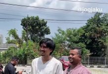 Duta Sheila on 7 Dimintai Foto Bareng Sejumlah Jemaah Usai Salat Jumat di Yogyakarta, Netizen: Privilege Tinggal di Jogja