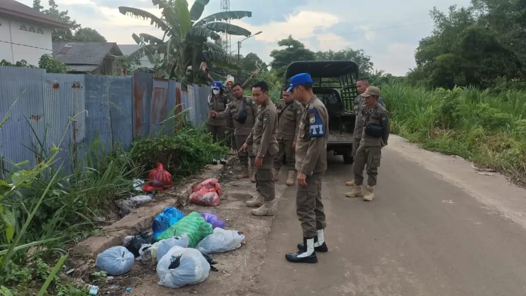 Spanduk Larangan Tak Cukup, Satpol PP Turun Tangan Patroli Langsung ke TPS Liar di Tanah Laut