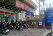 Perjuangan Para Ojol Cari Nafkah di Tengah Musim Hujan Kerap Mengguyur Banjarmasin