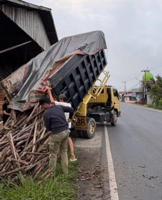 Dukung Haul ke 21 Abah Guru Sekumpul, Warga Desa Merah Kirim Satu Truk Kayu Bakar