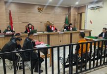 Jalani Sidang Perdana di PN Banjarmasin, Kurir Sabu Barbuk Sekoper ini Tertunduk Lesu