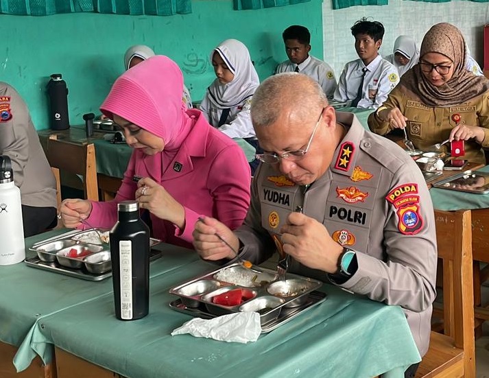 Kapolda Kalsel Turun Langsung Ikut Makanan MBG di Banjarbaru, Irjen Yudha: Siapkan Alat Pencuci Ompreng Canggih