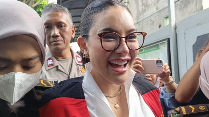 “Kirain 30 Tahun!”, Nikita Mirzani Tertawa Usai Divonis 4 Tahun Penjara dalam Kasus Pemerasan Reza Gladys