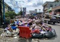 BAU MENYENGAT SERANG KURIPAN! Gunungan Sampah di Jalan Veteran Banjarmasin Bikin Warga Resah, Truk Pengangkut Mogok!