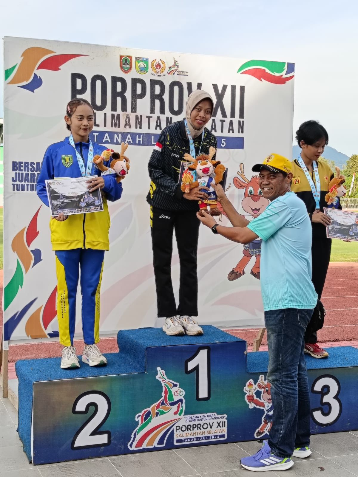 Atlet Mujalipa berdiri di podium juara usai meraih medali emas