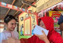 Selebgram Azizah Salsa Terbang Langsung ke Sumatera Barat Serahkan Bantuan Kepada Korban Bencana Alam