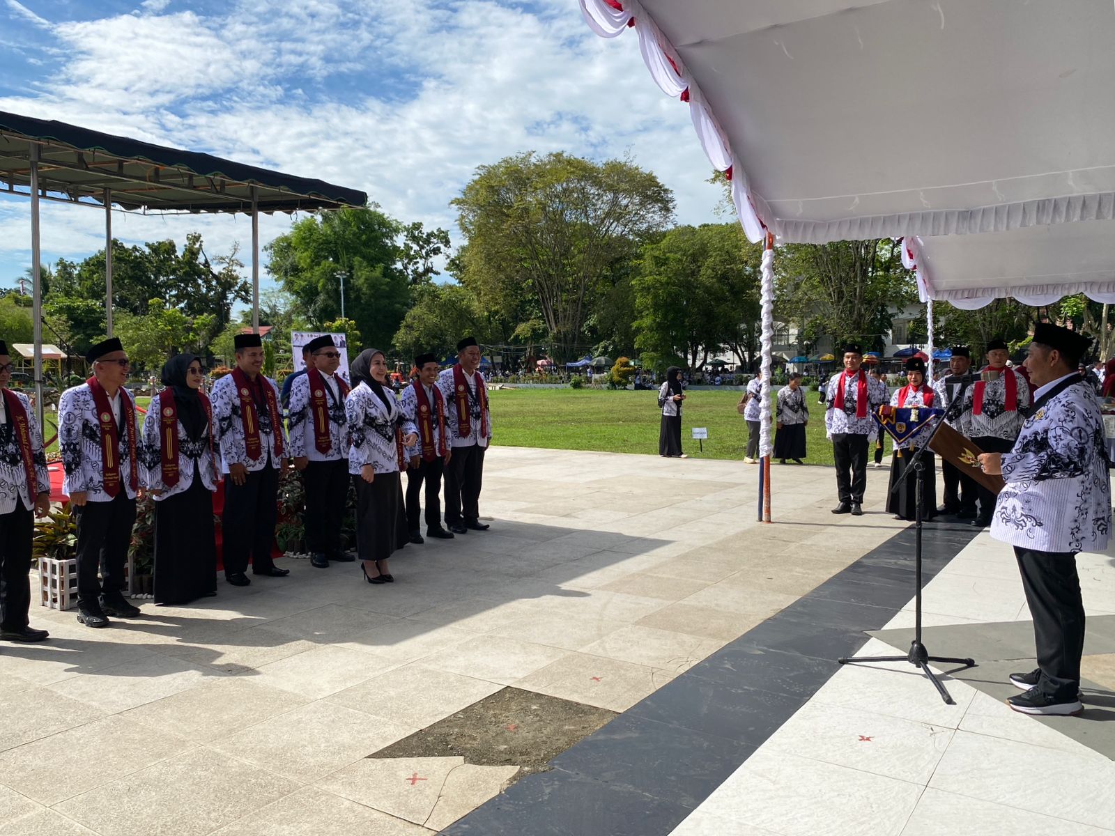 Bupati HST Samsul Rizal mengukuhkan Deni Era Yulianti