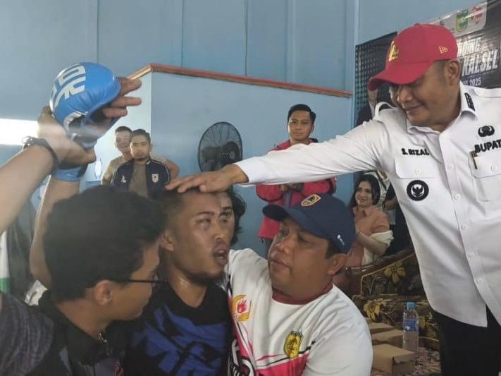 Bupati HST Samsul Rizal menyapa dan memberikan motivasi