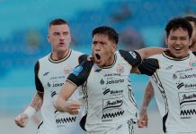 Brace Eksel Runtukahu Antar Persija Kalahkan Arema 2-1