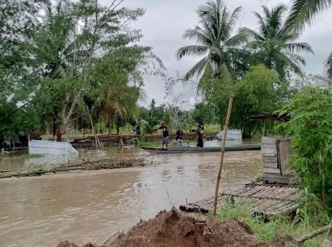 Akses Warga Desa Kayu Rabah Terputus, Jembatan Sementara Ambruk