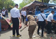 10 Lapak Liar di Pasar Keramat Ditertibkan Sat Pol PP HST