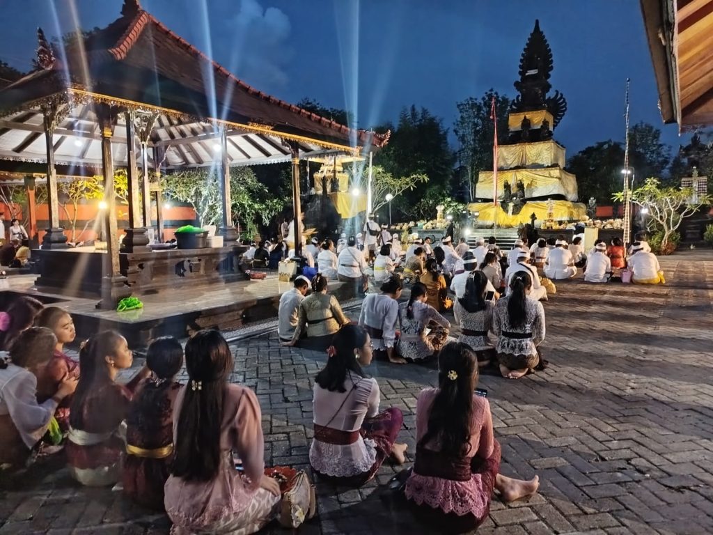 Upacara Galungan di Pura Agung Jagat Natha, Umat Doakan Harmoni Alam Semesta