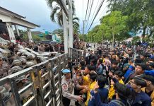 Aksi Unjuk Rasa di Depan Gedung DPRD Kalsel Ricuh