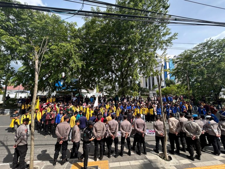 BREAKING NEWS Mahasiswa Kembali Geruduk Gedung DPRD Kalsel