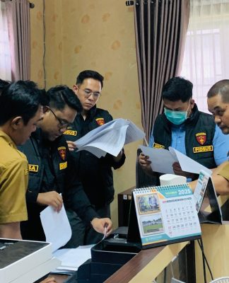 KEJARI BALANGAN Bongkar Dugaan Korupsi Proyek Futsal Usai Geledah 3 Tempat: Temukan Dokumen Penting!
