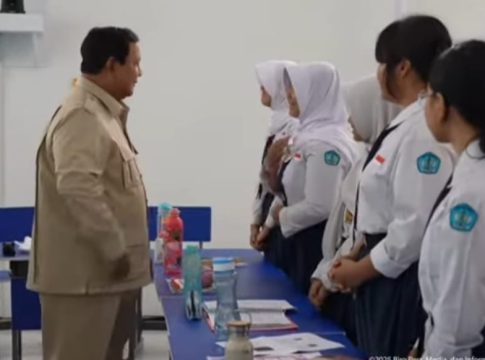 Presiden Prabowo Luncurkan Smartboard untuk Sekolah di SMP Negeri 4 Bekasi