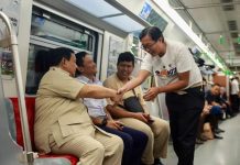 Ikut Naik KRL, Prabowo Bangga dengan Layanan Kereta Setara dengan Eropa