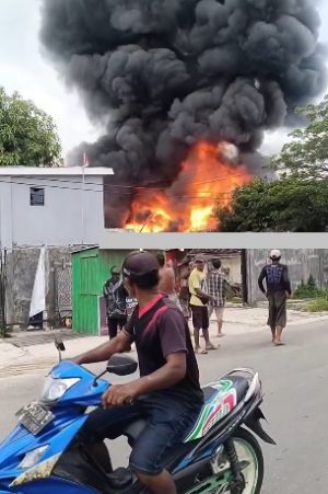 Gudang dan Dua Truk Tangki BBM Hangus Terbakar di Sampit: Api Mengamuk Dekat Minimarket